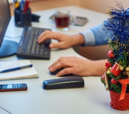 Christmas-office-decorating-ideas-mini-tree-for-the-desk