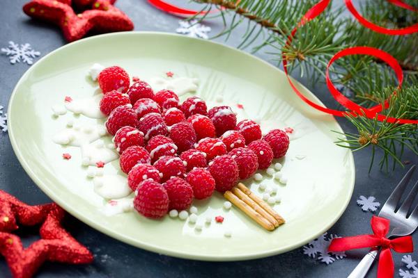 Christmas tree from raspberries creative fun food ideas