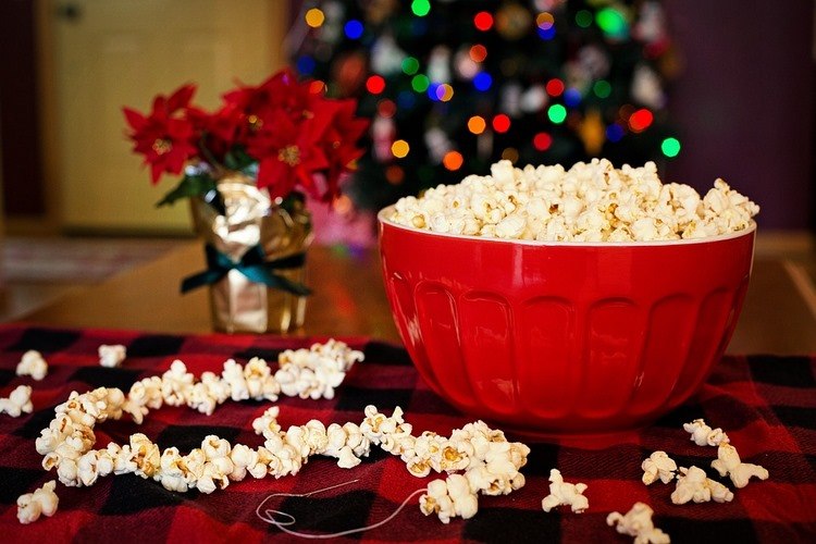 DIY edible Christmas garlands popcorn kids activities
