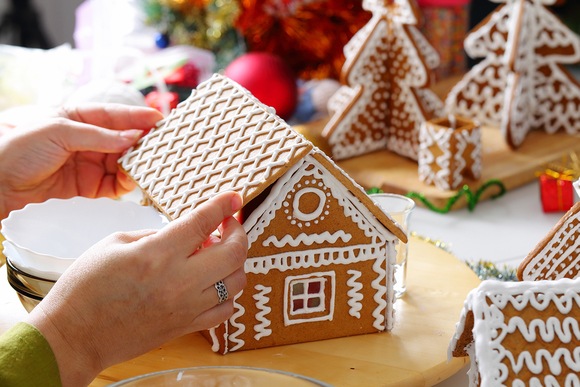 DIY gingerbread house tutorial and step by step instructions