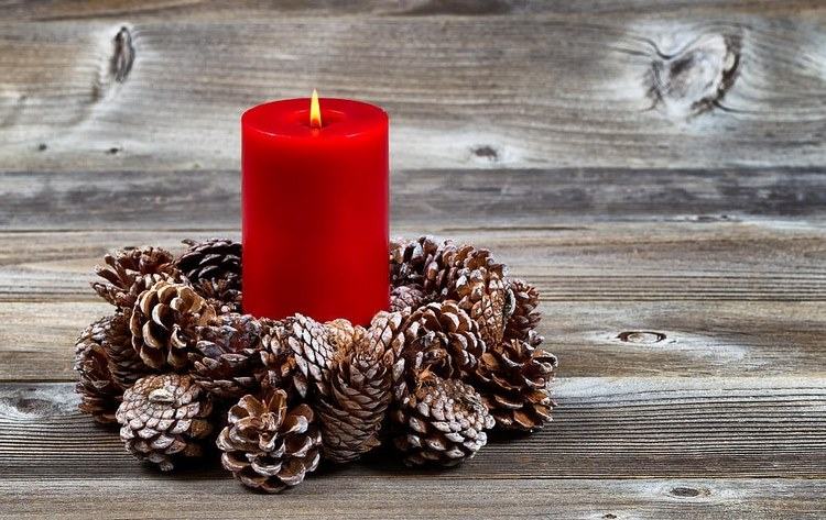 DIY pine cone wreath candle holder Christmas decor with natural materials