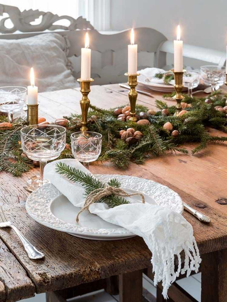 French country Christmas decorating ideas table setting centerpiece