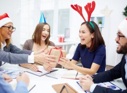 How-to-choose-Christmas-gifts-for-coworkers