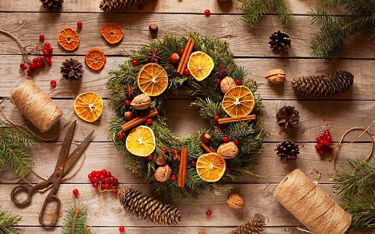 Use homemade decorations DIY Christmas wreath craft ideas