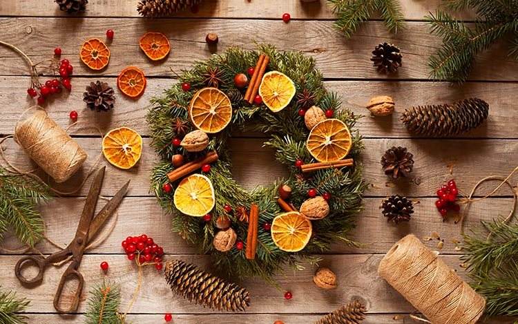 Use-homemade-decorations-DIY-Christmas-wreath-craft-ideas