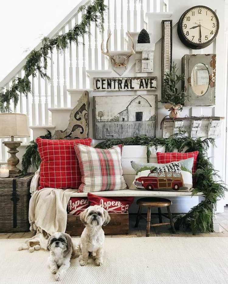 beautiful and cheerful entryway decoration for Christmas