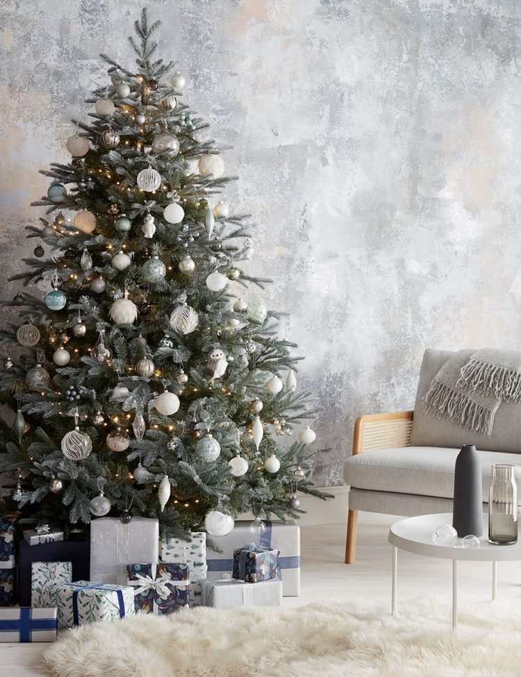 how to decorate a Christmas tree festive mood and atmosphere