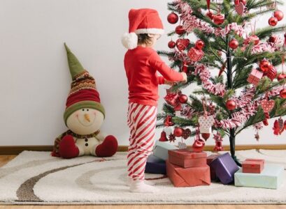 kids-room-Christmas-decor-ideas-child-decorating-tree