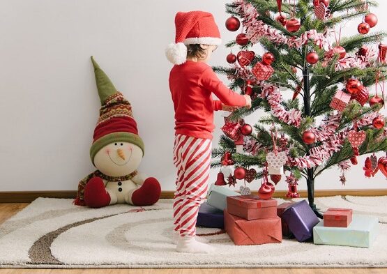 kids-room-Christmas-decor-ideas-child-decorating-tree