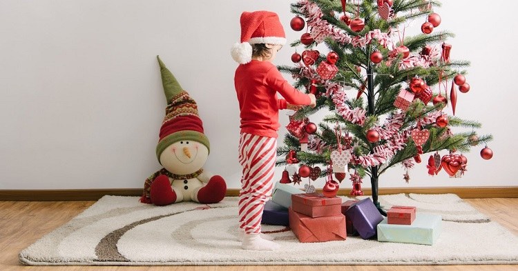 kids room Christmas decor ideas child decorating tree