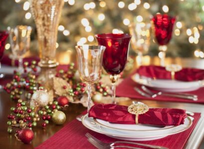 the-best-christmas-table-setting-ideas-traditional-red-and-gold