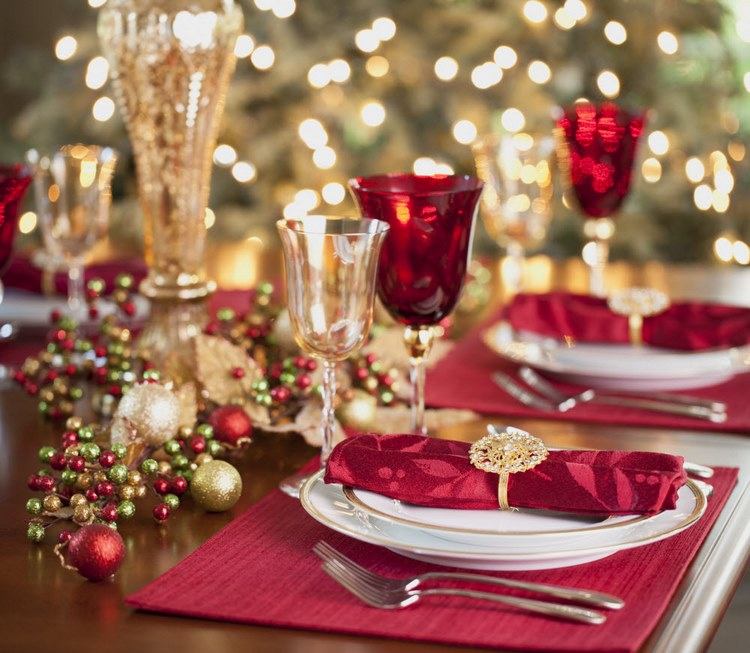 the best christmas table setting ideas traditional red and gold
