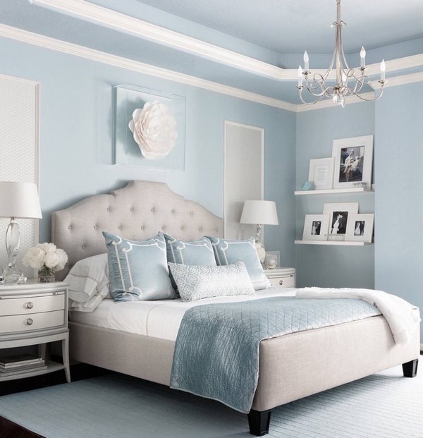 traditional bedroom design tufted headboard and blue white bedding set