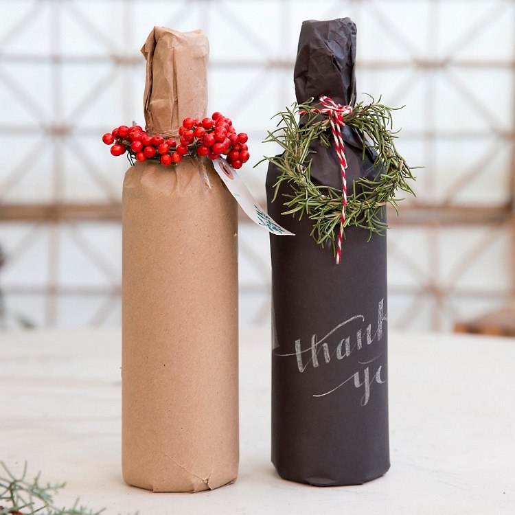 DIY Christmas wine bottle gift wrapping ideas