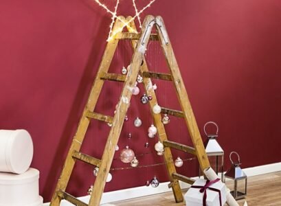 creative-Christmas-decor-ideas-alternative-Christmas-tree-ideas-wooden-ladder-and-ornaments