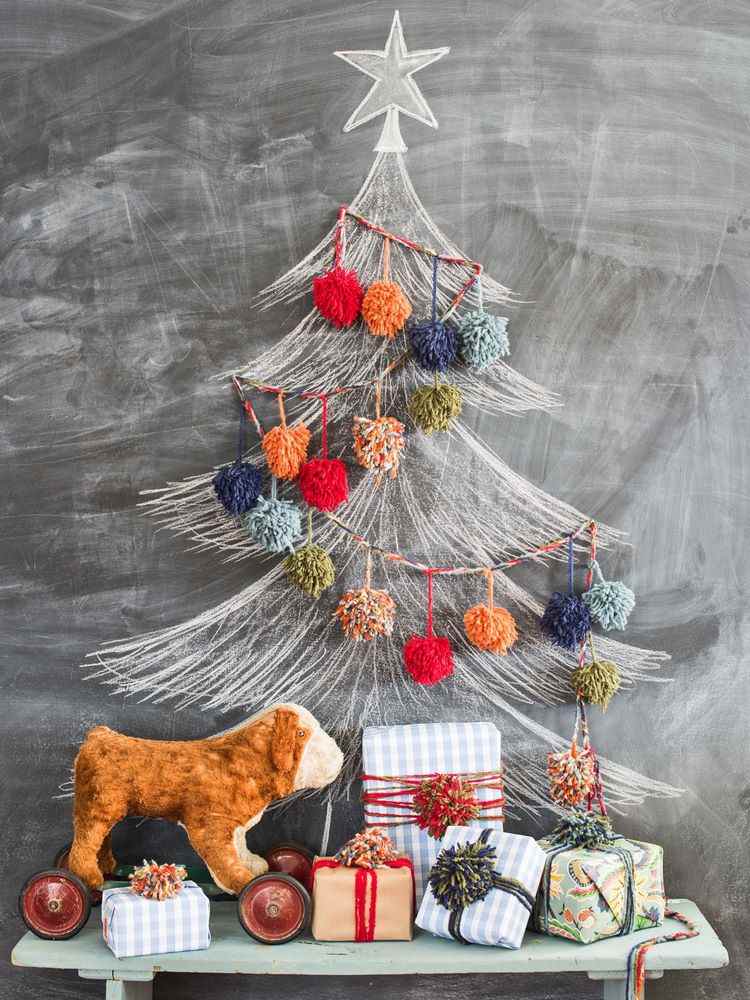 last minute Christmas decor ideas draw a tree on the wall