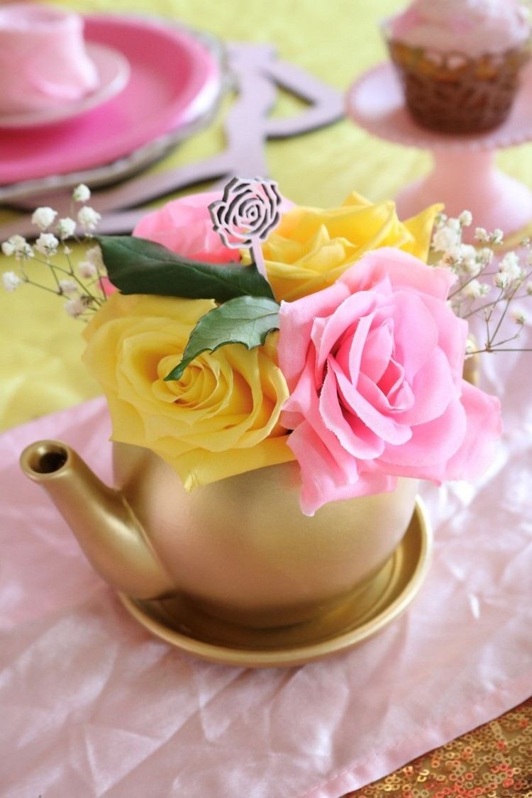 teapot and roses adorable DIY table centerpiece ideas