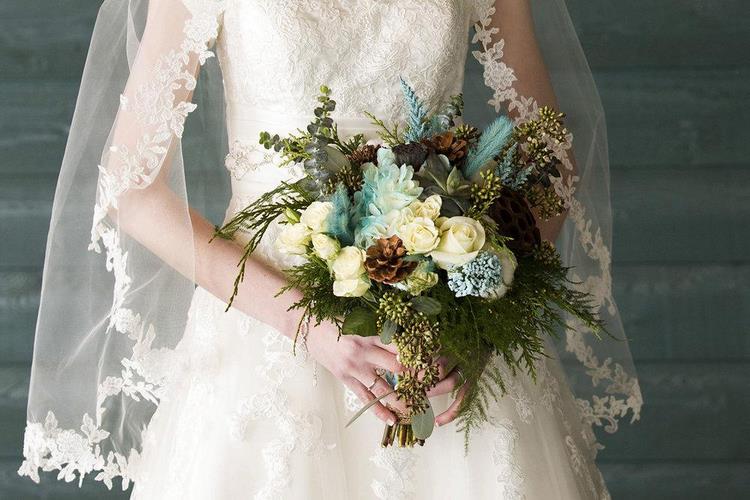 How to choose the perfect dress and bouquet for a winter wedding