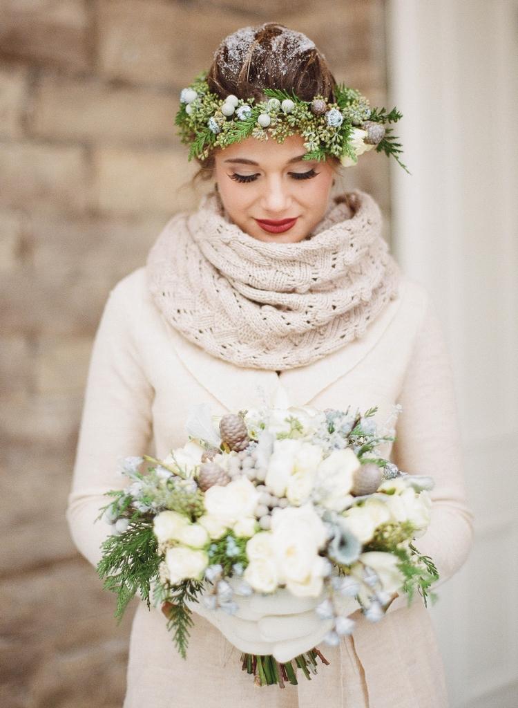 bridal bouquet and wreath for winter wedding