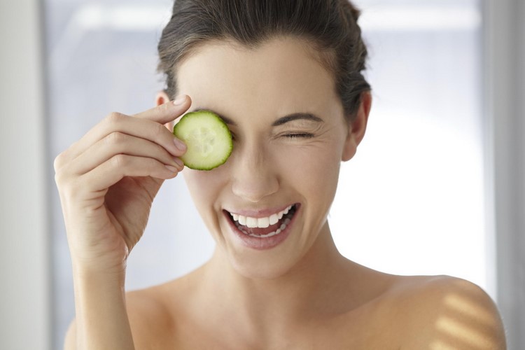 Cucumber slices remove eye bags