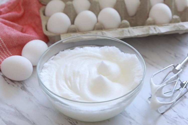 Egg white mask is an effective home remedy for removing bags under the eyes