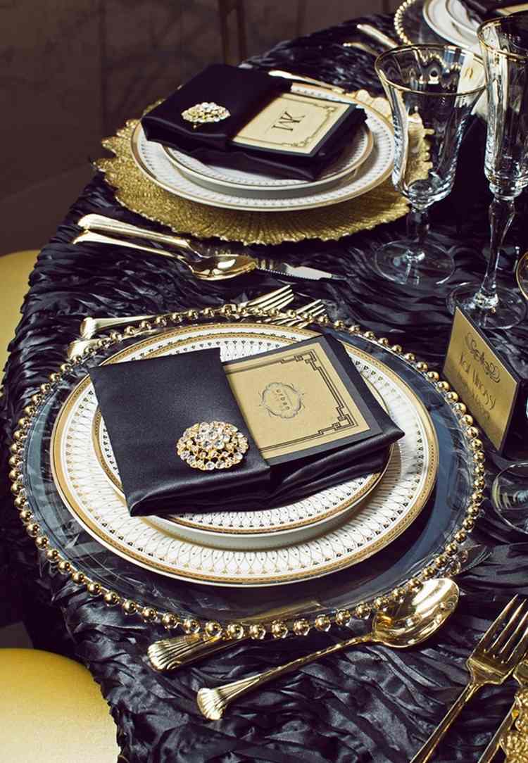Elegant wedding table settings ideas in black and gold