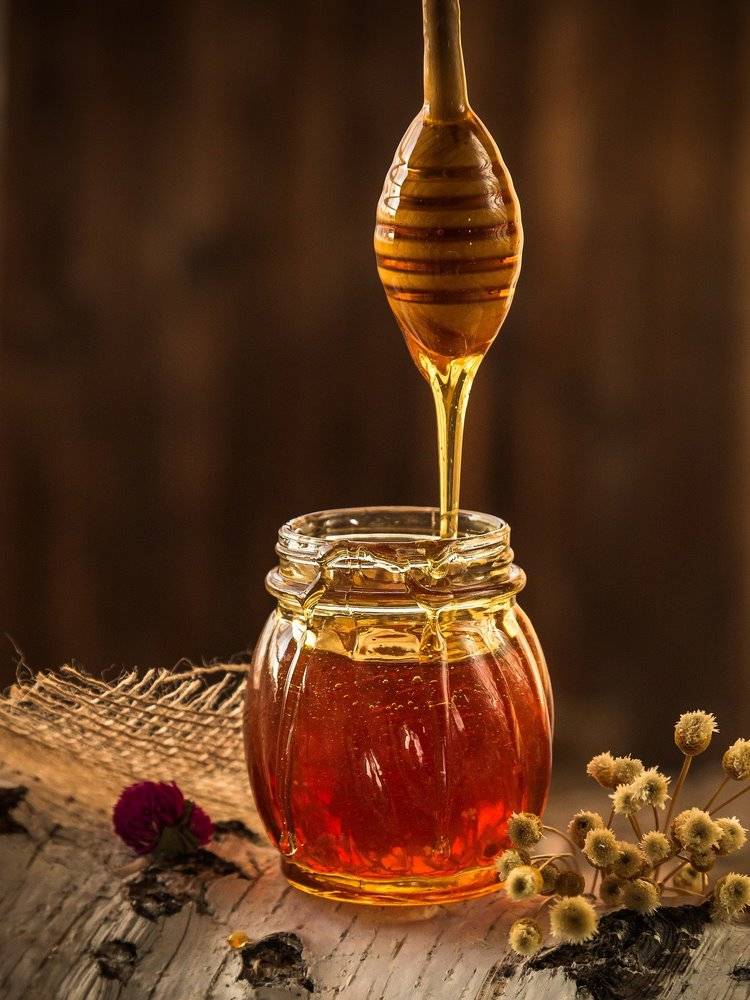 Honey mask to remove eye bags