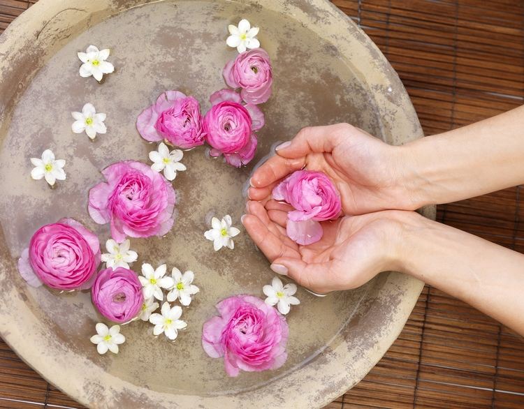 Rose water properties and benefits