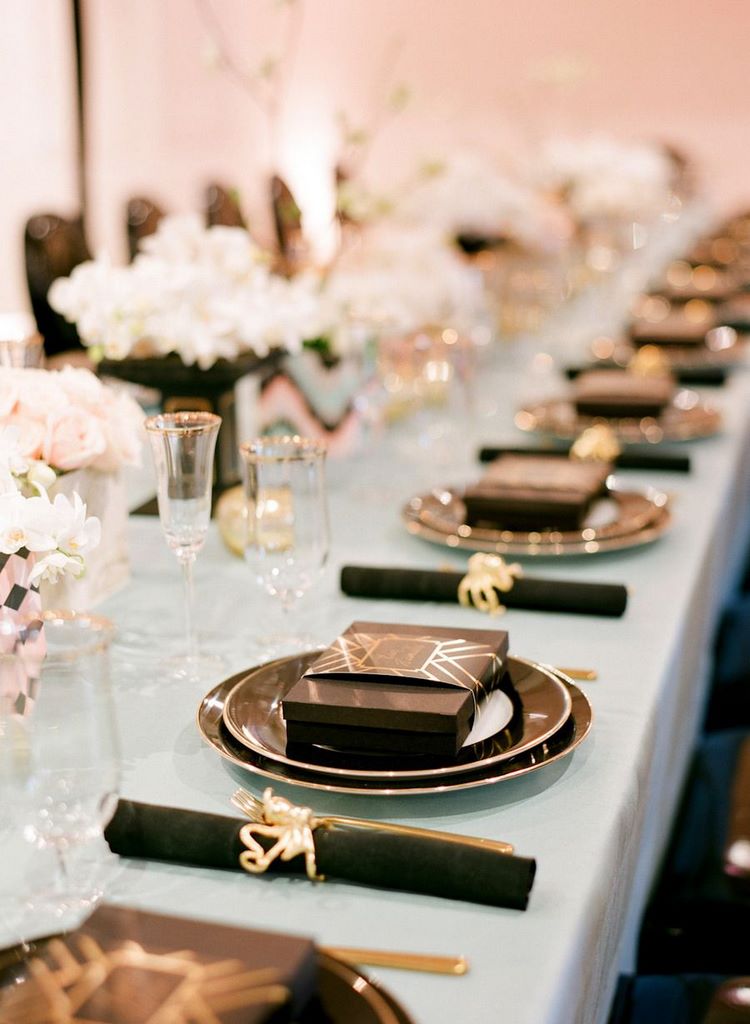 Themes and ideas for black and gold wedding decoration