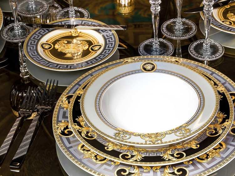 luxurious table setting black and gold wedding decor ideas