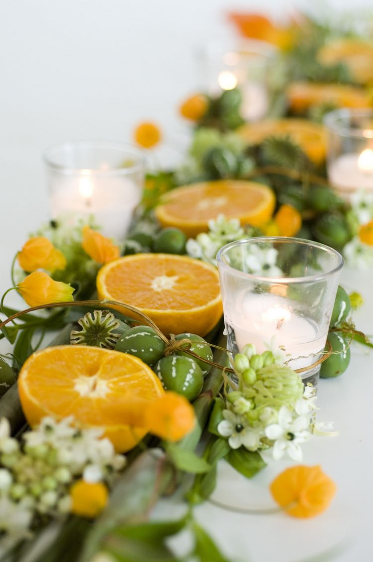 quick and easy DIY centerpieces for long table with flowers and oranges