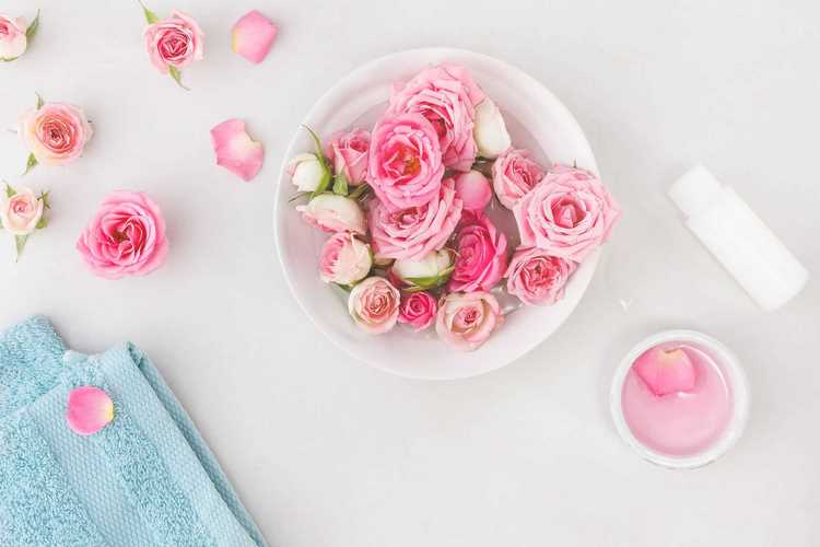 rose water eliminates dark circles under the eyes