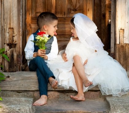 adorable-children-dressed-as-bride-and-groom