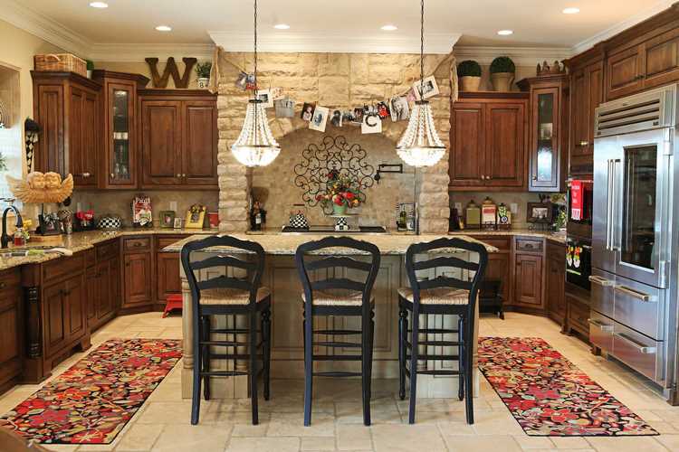 traditional kitchen design decoration above cabinets
