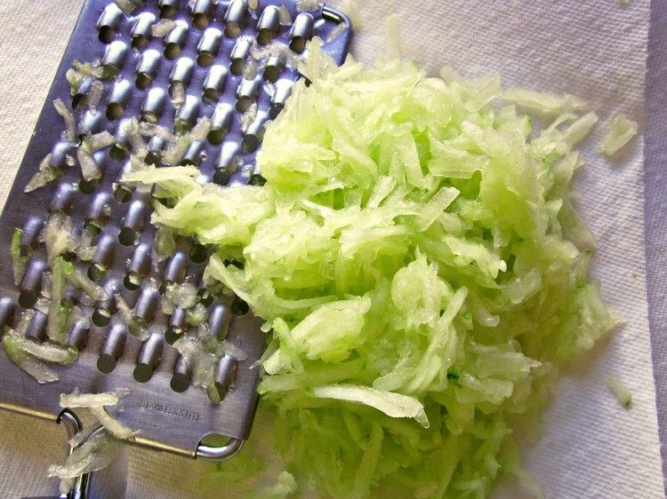 grated cucumber mask to remove circles under the eyes