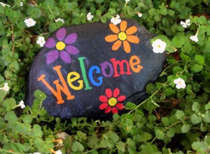 Painted-rocks-DIY-budget-friendly-garden-decoration-ideas