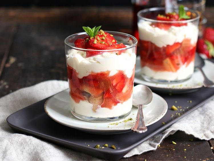Rhubarb and strawberry tiramisu recipe