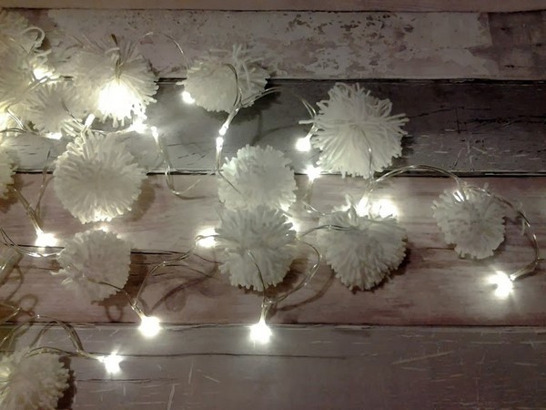 DIY pom pom fairy lights garland cool craft ideas garden lighting