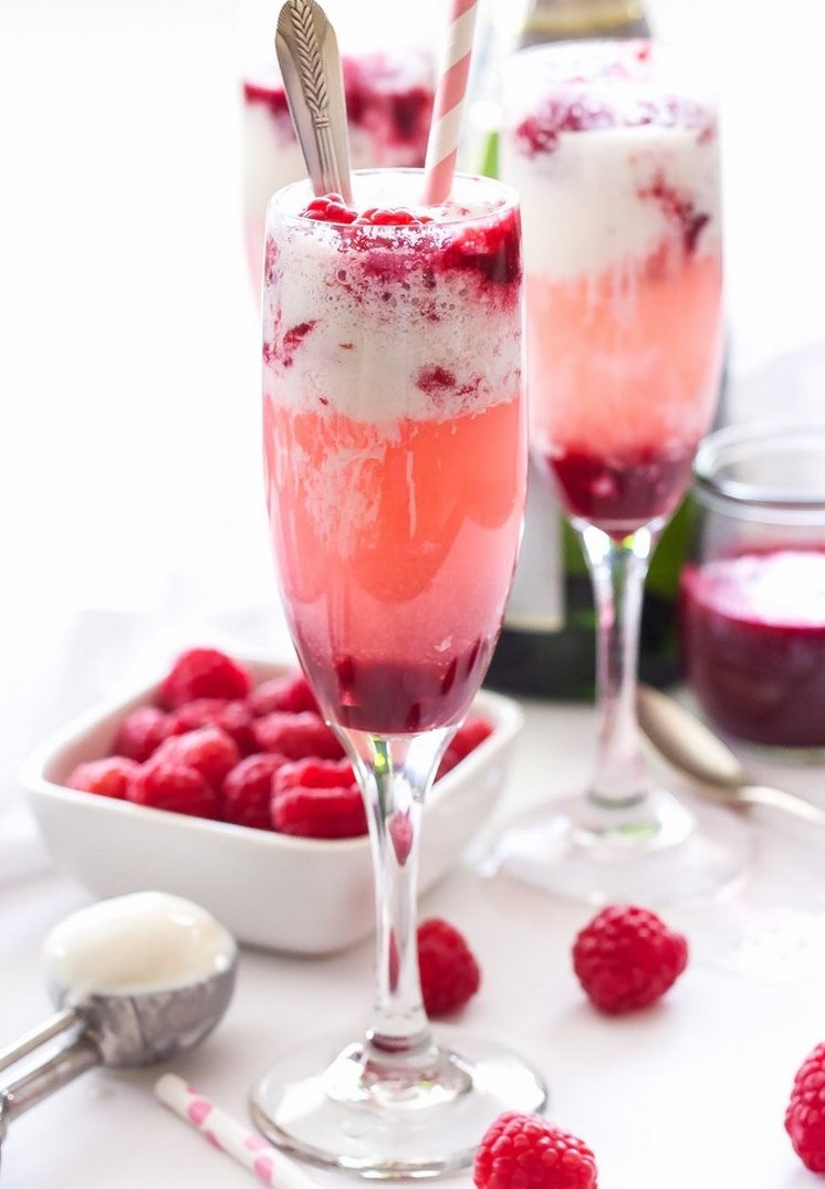 Summer drinks and cocktails Champagne and Raspberry Ice Cream Floats