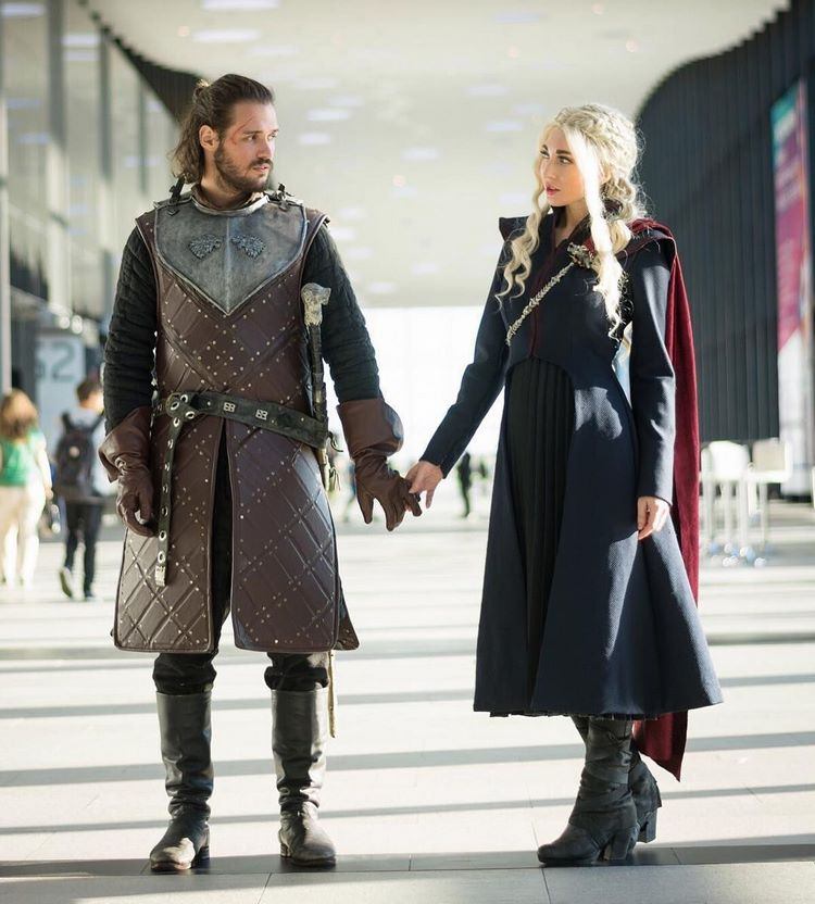 Halloween couples costumes from TV series Jon Snow Daenerys