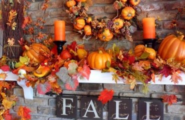 fall-decor-ideas-dry-leaves-pumpkins-candles-wreath