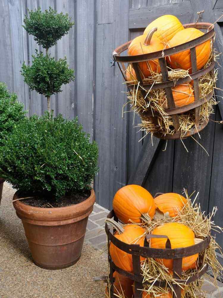 quick and easy rustic fall decor ideas hay and pumpkins