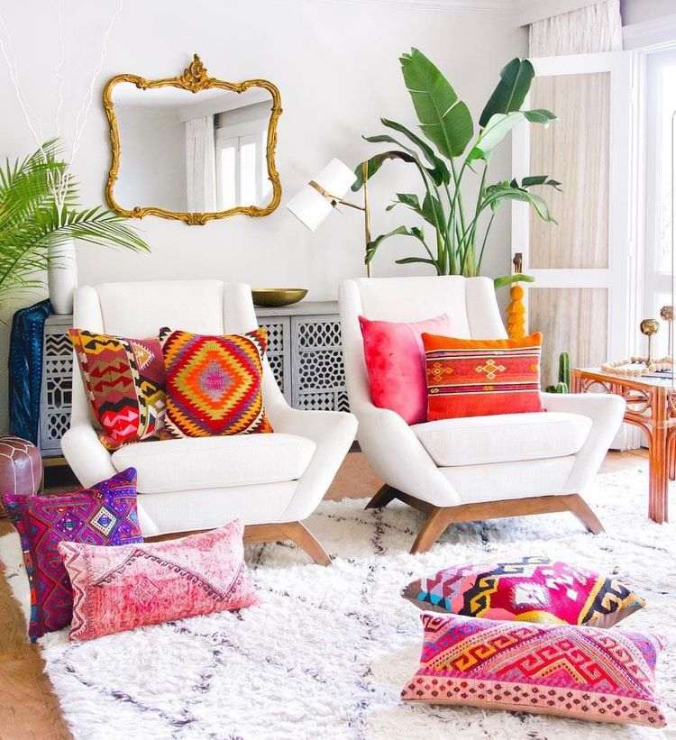 Boho chic living room decor ideas colorful throw pillows white rug and armchairs