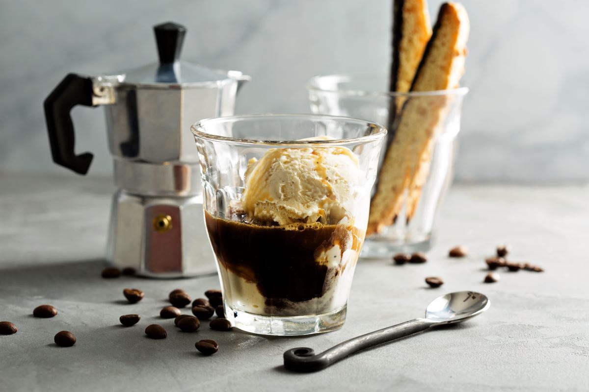 coffee-affogato-with-vanilla-ice-cream-deavita