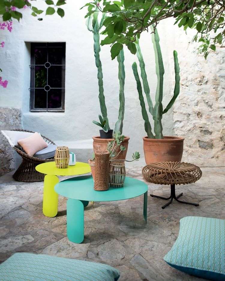 Modern outdoor coffee table ideas – an elegant decor for garden or patio