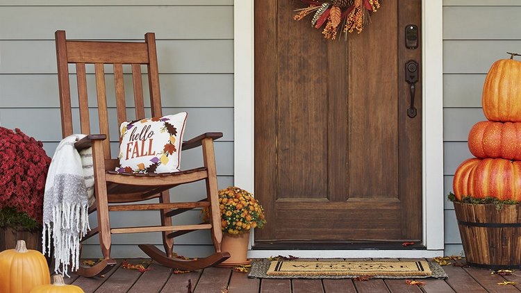 DIY fall decor ideas outdoor pillow blanket and pumpkins