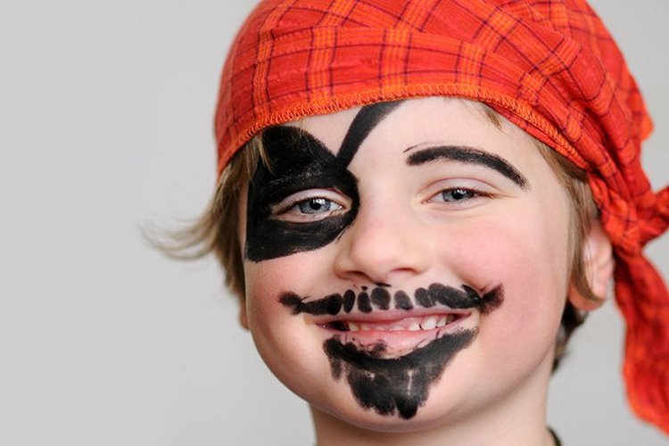 easy DIY Pirate makeup for boys Halloween ideas