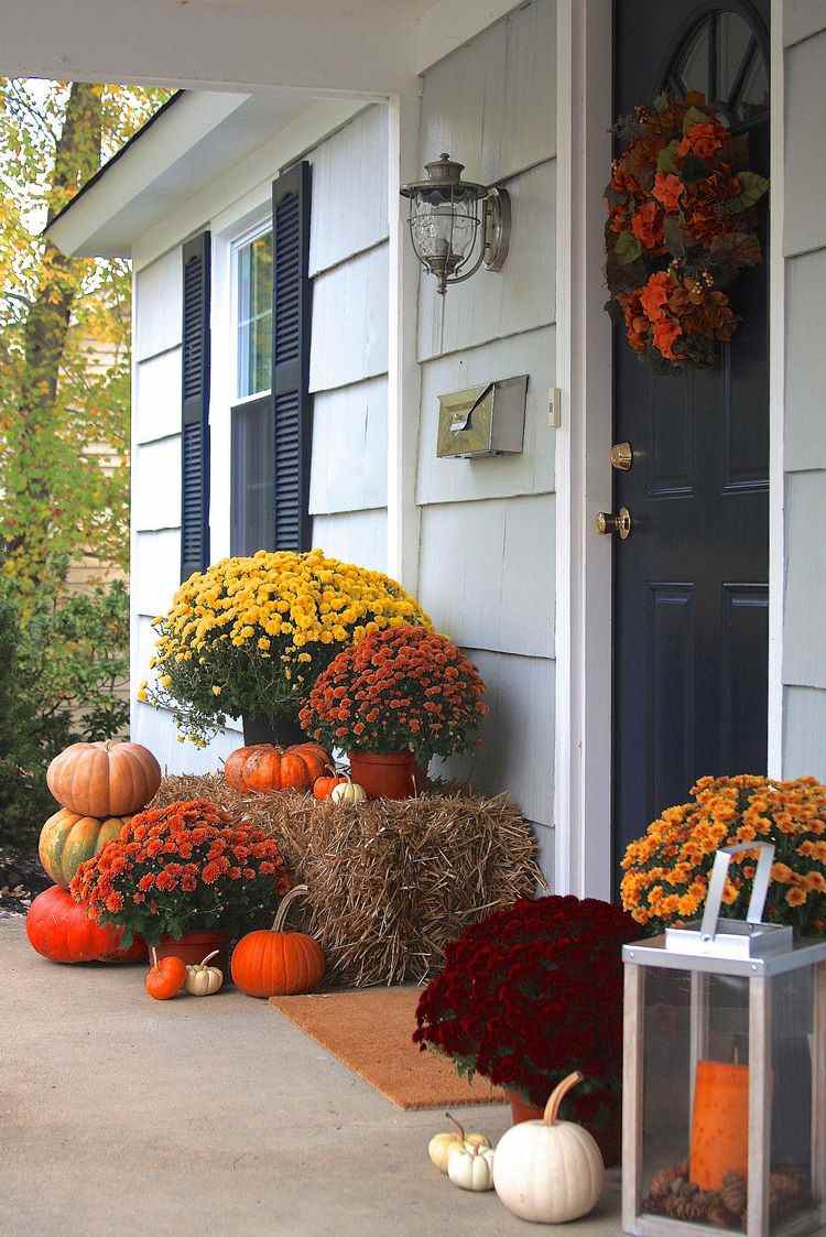 front porch and door decoration for the fall holidays