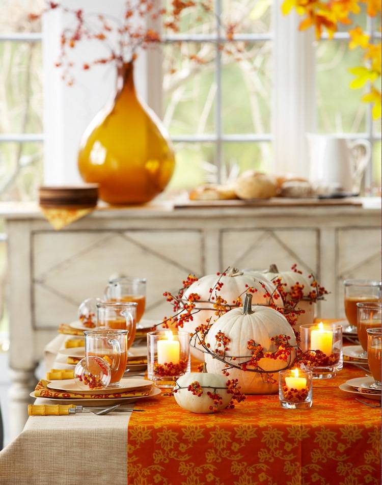 Thanksgiving table decorations in traditional fall colors