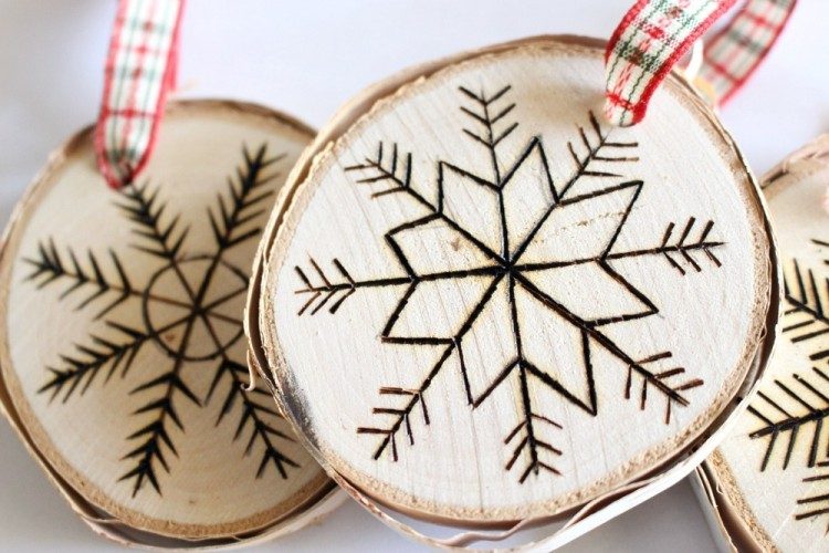 diy wood slice ornaments with wood burned design rustic decor ideas